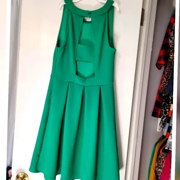 NO BOUNDARIES Green Sleeveless Dress - Picture 2 of 2